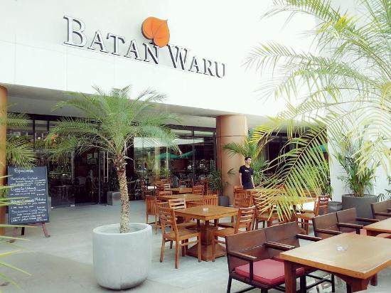 Modern and Luxurious Design of The Batan Waru Ubud Cafe